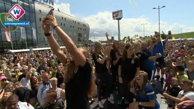 'Verloren zoon' Lex Immers populair op open dag ADO Den Haag смотреть онлайн