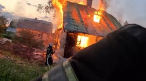 ПОЖАР №35 / ОГРОМНЫЙ СТОЛБ ЧЕРНОГО ДЫМА / ПЛАМЯ ОХВАТИЛО ДОМ ПОЛНОСТЬЮ