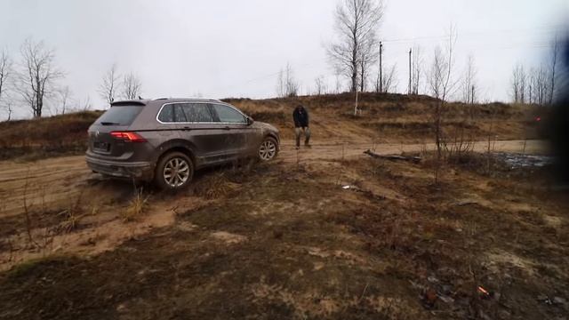 ЖЕНСКИЙ OFF-ROAD. Новый VW TIGUAN против TOYOTA RAV4 смотреть онлайн
