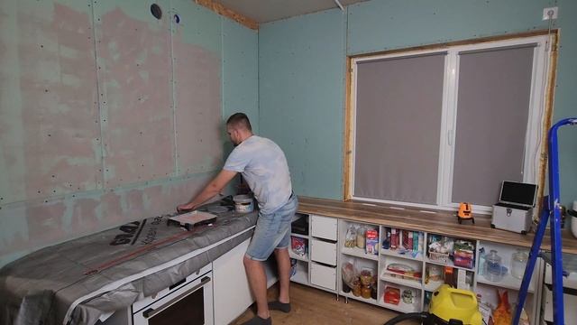 Крупноформатная плитка  на кухне в каркасном доме