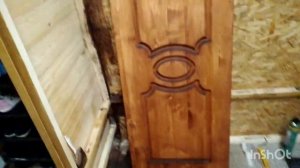 Покрытие маслом межкомнатной двери.