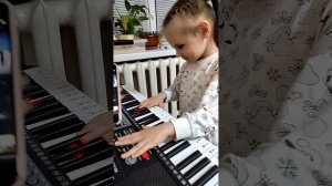 Незрячая Аришка пробует подобрать музыку на слух
