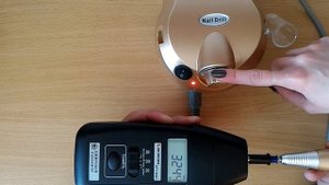 Замер оборотов машинки для маникюра NAIL DRILL цифровым тахометром АКТАКОМ - АТТ-6001