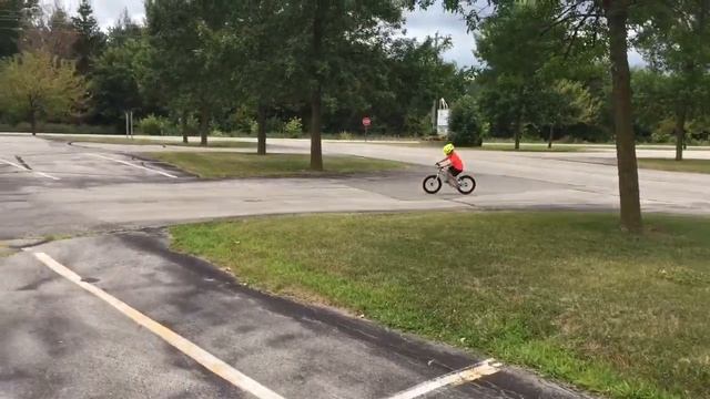 Oliver 4yrs Old - First Ride on Earlyrider Belter 16 Trail смотреть онлайн