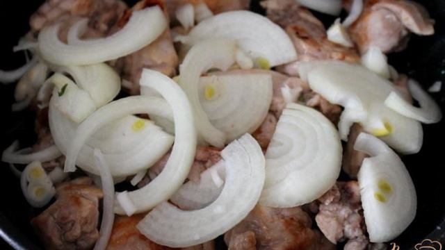 Кролик в сметане со шпинатом и болгарским перцем
