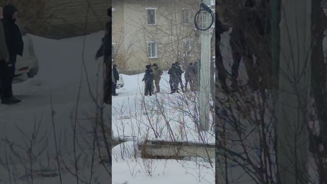 Взяли под белы рученьки кого-то в Каслях, на улице Ретнёва