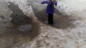 Две девочки прыгают по лужам