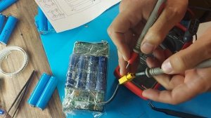 Собирает аккумуляторную батарею для Гироскутера