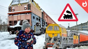 Снегоуборочные поезда в работе / поезд чистит снег на жд вокзале