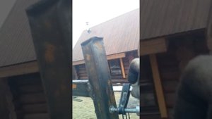 Как приварить длинную профильную трубу на заборе одному.