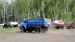 Самосвал МАЗ-5549 с двигателем ЯМЗ-238 / An old Soviet MAZ-5549 truck.