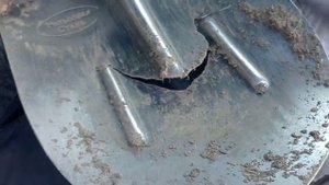 Лопата из рельсовой стали. Не покупайте.