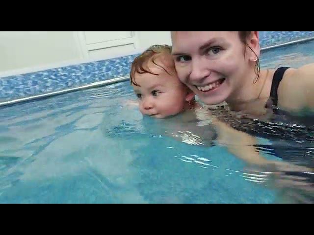 Василиса с Алиной в бассейне смотреть онлайн