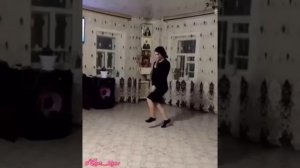 Цыганка танцует дома. Молодец ???