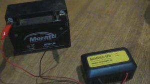 Зарядка аккумулятора, который полностью разрядился.