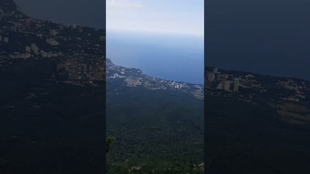 Гора Ай Петри и ,если присмотреться,видно подвесной мост ,по которому мы ходили(бррррр....) смотреть онлайн