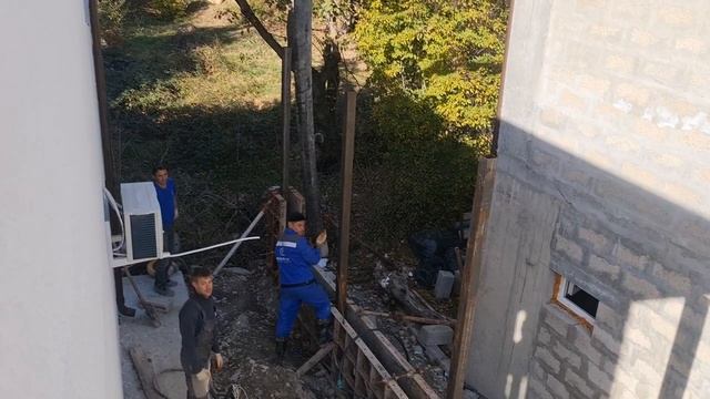 Заливка бетоном подпорных стен. Ограниченное пространство для бетононасоса.