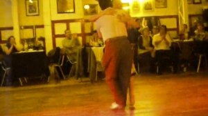 JOHN ZABALA Y PAMELA RAMOS BAILANDO NENA DE CANARO Y MILONGA VIEJA MILONGA D¨ARIENZO