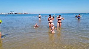 Центральный пляж в Анапе. Полный пляж отдыхающих