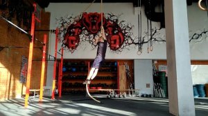 Запрыгивания в вис на канате