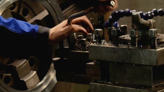 Заточить отрезной резец и приступить к работе за станком ДИП 500. В качестве примера - #фланцы смотреть онлайн