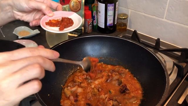 Корейское блюдо. Жареный чёрный рис с кимчхи и морепродуктами