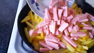 Новый вкусный рецепт: жареная картошка с яйцами и колбасой!