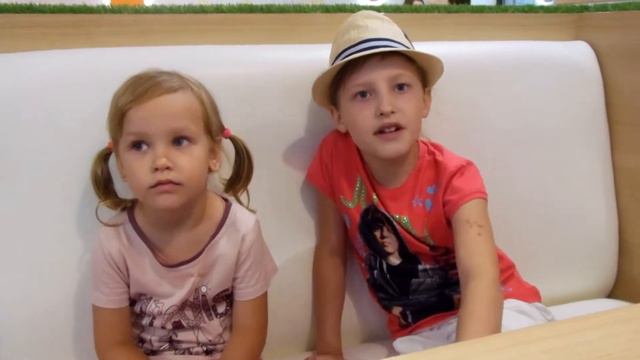 Прогулка в городе возле фонтана. / The walk near the fontain. смотреть онлайн