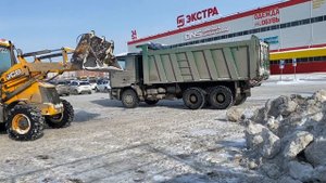 Экскаватор погрузчик JCB 3cx - погрузка снега в самосвал Шакман