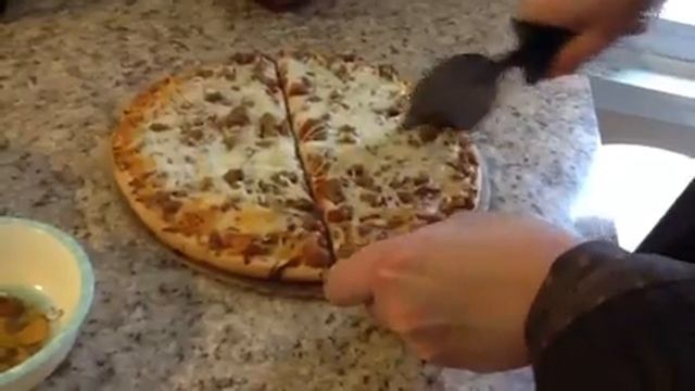 How to cut pizza into 8 pieces смотреть онлайн