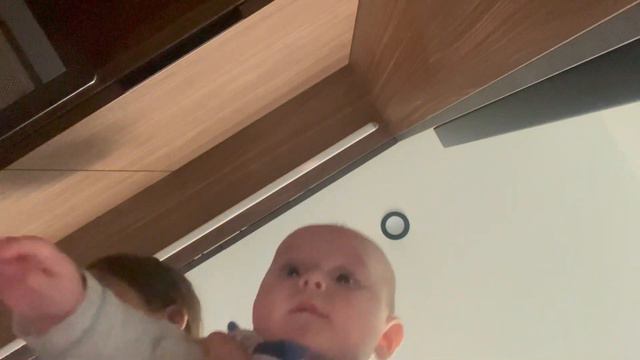 Один день из жизни с младенцем. Слепки рук и ног. Привычный поворот головы смотреть онлайн