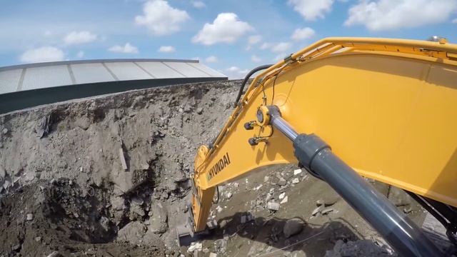 Гусеничный экскаватор HYUNDAI HX520L смотреть онлайн