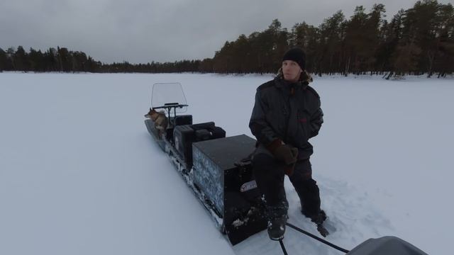 НОЧУЕМ в ИЗБЕ на ТАЁЖНОМ ОЗЕРЕ. ТОЛКАЧ УРАГАН ТАЙГА по ГЛУБОКОМУ СНЕГУ. смотреть онлайн