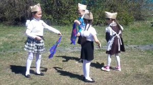 Балалар башҡарыуында "Күк яулыҡ" бейеүе.