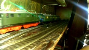 PIKO. Электровоз E44. HO 1.87. Добавил свет. PIKO. Electric locomotive E44. HO 1.87. Added light.