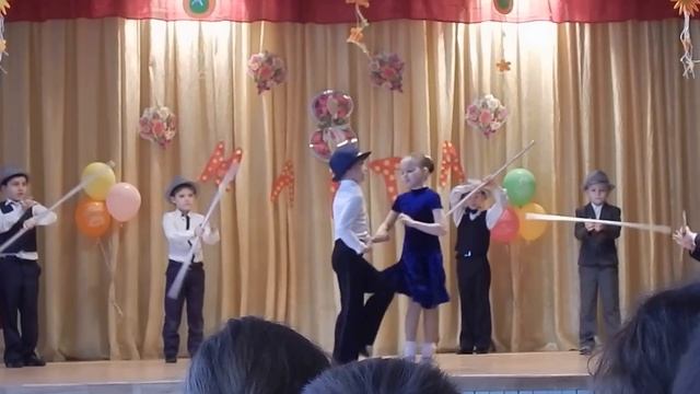 Сценка на 8 марта или новый год в школе (1,2,3,4 класс). Детки отжигают смотреть онлайн