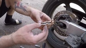 Замена задних колодок на мото Honda CBR600F4i