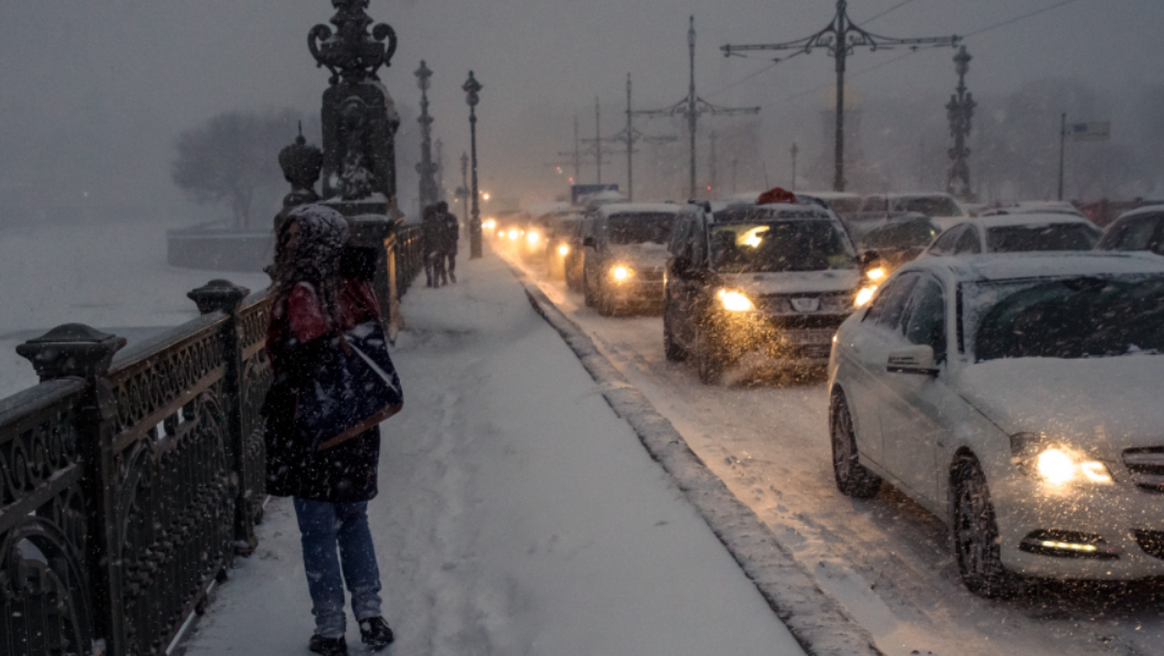Санкт-Петербург парализовало в 10-балльных пробках из-за сильной метели