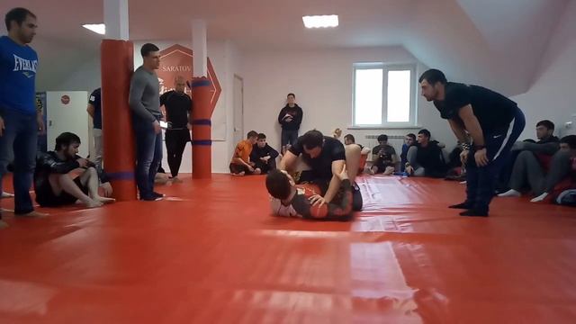 Схватка по греплингу, тяж против средневеса.