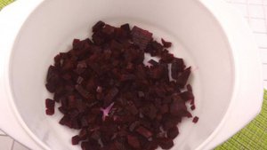 Салат свекольный с капустой и фасолью