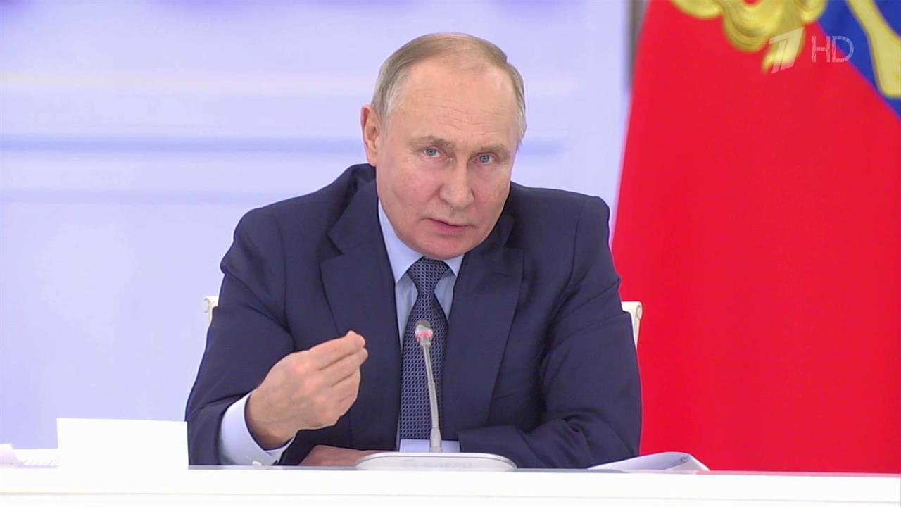 О поддержке учителей, ценности наставников и воспитании: заявления главы государства на Госсовете