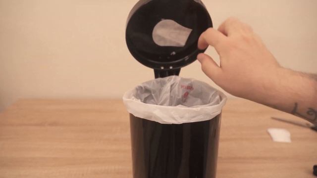 ВОТ ПОЧЕМУ нужно приклеить ПРОКЛАДКУ на мусорное ведро ? (ГЕНИАЛЬНО) ? смотреть онлайн