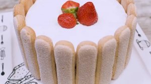 Шарлотта с кремом шантильи и клубникой