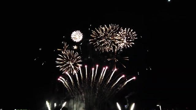 День Победы 9 Мая 2022 года. Минск. Салют возле Национальной библиотеки.