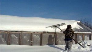 Хотел убрать снег с теплицы