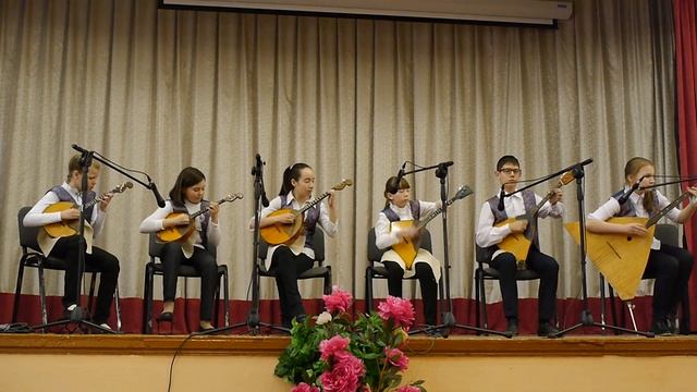 Струнный ансамбль народных инструментов. Руководитель Саетзянова Лилиана Салихяновна