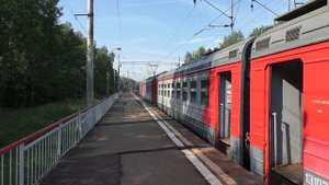 Электропоезд ЭР2Р-7049 платформа Театральная