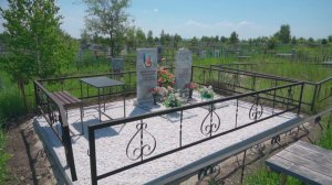 Мраморный памятник с цветным и содержащим фон керамическим портретом.