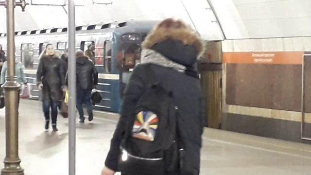Метропоезд 81-717 Номерной СПБ на станции Лиговский Проспект до Улицы Дыбенко смотреть онлайн