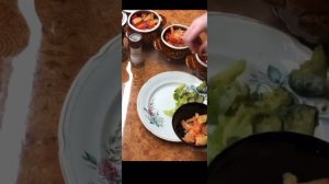 Овощи с куриной печенью, приготовленные в микроволновой печи.